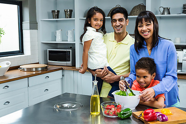 포토 JPG 해외이미지 라이프스타일 여자 남자 딸 행복 아들 어린이 음식 채소 가정 가족 청소년 탁자 엄마 아파트 주택 건강 요리 미소 소년 여러명 20대 성인 30대 부모 주방 식사 기쁨 샐러드 레인지 아빠 오븐 씻기 인도인 계산대 캐비닛 즐거움 싱크대 준비 조리대 혼혈 해외202004 해외포토 외국인 감정 가구 다수 관계 표정 사람 동양인 청년 건물 생활 장년 청결 가전제품 사물함 개수대 다문화 파일형식