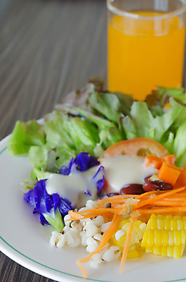 포토 JPG 해외이미지 접시 음료 음식 토마토 채소 오렌지 유리 아침 옥수수 사람없음 초록색 물 노란색 주스 당근 샐러드 흰색 신선 아침식사 크림 해외202004 해외포토 주간 자연요소 식기 컬러 과일 재질 곡류 뿌리채소 식사 파일형식