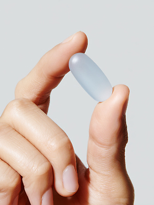 JPG 모양 편집이미지 손 백그라운드 손가락 건강 파란색 알약 약 투명 작음 부드러움 젤리 비타민 영양제 의료성형뷰티 편집실사 컬러 의학 디저트 신체부위 감각 크기 CG 영양소 파일형식