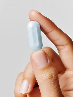 JPG 편집이미지 손 손가락 의학 건강 치료 알약 약 흰배경 예방 비타민 피로회복 의료성형뷰티 편집실사 백그라운드 신체부위 흰색 CG 영양소 회복 파일형식