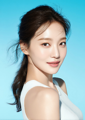 JPG 편집이미지 헤어스타일 여자 감정 얼굴 포즈 하늘색 미소 캐주얼 빛 뷰티 머리 뷰티풀 의료성형뷰티 편집실사 AI인물포토 AI콘텐츠 옷 표정 사람 신체부위 파란색 CG 파일형식 AI포토