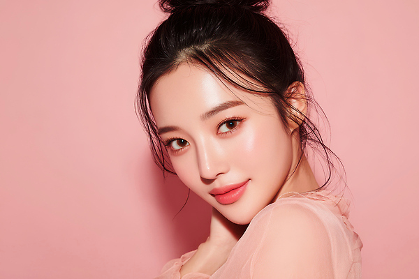 JPG 모델 편집이미지 헤어스타일 여자 패션 분홍색 포즈 백그라운드 조명 미소 화장 뷰티 촬영 피부 의료성형뷰티 편집실사 AI인물포토 AI콘텐츠 컬러 표정 사람 신체부위 CG 파일형식 AI포토