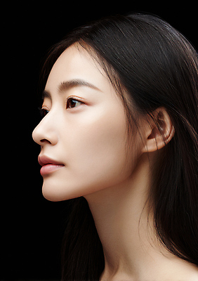 JPG 편집이미지 헤어스타일 여자 감정 포즈 자연 조명 미소 옆모습 평화 고요 피부 윤곽 감성 뷰티풀 의료성형뷰티 스타일 편집실사 AI인물포토 AI콘텐츠 뷰포인트 컨셉 표정 사람 신체부위 CG 생태계 파일형식 AI포토