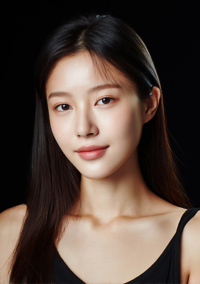 JPG 모델 편집이미지 여자 얼굴 검은배경 표정 미소 판타지 머리 촬영 촉촉함 피부 기초화장 뷰티풀 의료성형뷰티 편집실사 AI인물포토 AI콘텐츠 백그라운드 상상 사람 신체부위 화장 검은색 젖음 CG 파일형식 AI포토