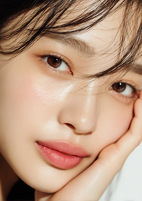 JPG 편집이미지 헤어스타일 손 여자 얼굴 조명 따뜻함 표정 미소 화장 촬영 피부 뷰티풀 의료성형뷰티 편집실사 AI인물포토 AI콘텐츠 사람 신체부위 뷰티 CG 파일형식 AI포토