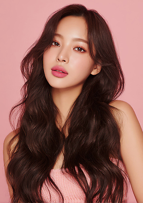 JPG 모델 편집이미지 긴머리 헤어스타일 여자 패션 포즈 갈색머리 표정 화장 뷰티 촬영 의료성형뷰티 분홍색배경 편집실사 AI인물포토 AI콘텐츠 분홍색 백그라운드 사람 CG 파일형식 AI포토