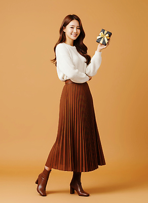 JPG 편집이미지 여자 패션 감정 포즈 백그라운드 장신구 선물 미소 갈색 촬영 스웨터 겨울옷 주름치마 의료성형뷰티 스타일 편집실사 옷 컬러 상의 겨울 표정 사람 치마 CG 파일형식