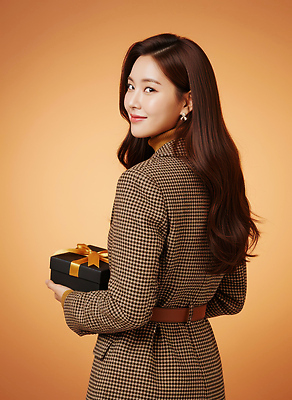 JPG 편집이미지 긴머리 여자 패션 기념일 선물 미소 이벤트 상자 사무실 화장 귀걸이 체크무늬 뷰티풀 의료성형뷰티 스타일 편집실사 헤어스타일 무늬 비즈니스 장신구 표정 사람 뷰티 CG 파일형식