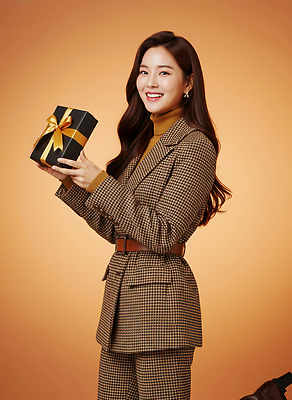 JPG 모델 편집이미지 옷 여자 패션 백그라운드 선물 미소 정장 사진촬영 기쁨 체크무늬 화사함 밝은색 의료성형뷰티 스타일 편집실사 감정 컨셉 무늬 표정 사람 촬영 CG 파일형식