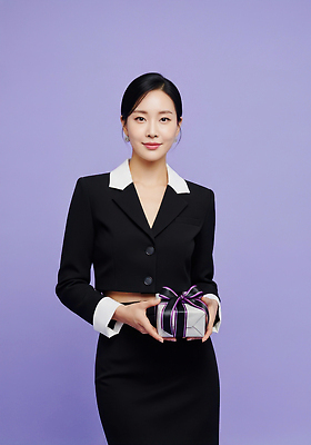 JPG 편집이미지 여자 패션 기념일 행복 포장 표정 선물 미소 정장 보라색 축하 분위기 오브젝트 의료성형뷰티 스타일 편집실사 옷 감정 컬러 컨셉 사람 이벤트 CG 파일형식