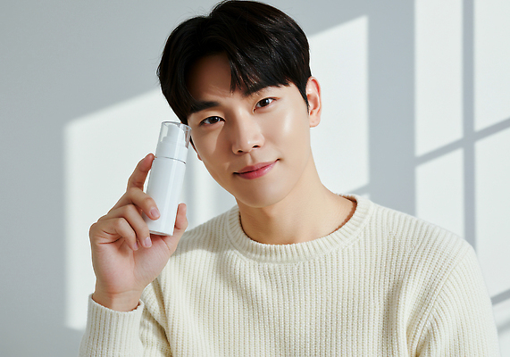 JPG 편집이미지 남자 포즈 스튜디오 조명 미소 뷰티 촬영 화장품 흰색 분위기 편안함 피부 모던 의료성형뷰티 스타일 편집실사 AI인물포토 AI콘텐츠 컬러 컨셉 표정 사람 신체부위 감각 CG 파일형식 AI포토