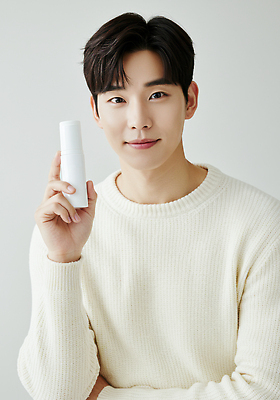 JPG 모델 편집이미지 패션 남자 미소 화장 뷰티 카메라 촬영 화장품 매력적 상품 스웨터 피부 의료성형뷰티 스타일 편집실사 AI인물포토 AI콘텐츠 컨셉 상의 표정 사람 신체부위 전자제품 CG 파일형식 AI포토