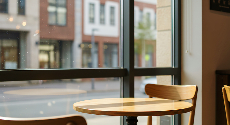 식물 음료 가구 다수 컨셉 창문 모션 사람 라이프 태양 상점 감각 CG 파일형식 카페 탁자 의자 햇빛 창가 분위기 나무 편안함 일상 여러명 지나가기 커피 공간 편집이미지 편집실사 JPG