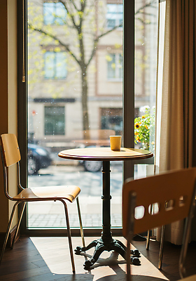 자연요소 식물 음료 가구 창문 날씨 태양 상점 도시 CG 파일형식 카페 탁자 의자 창가 오후 햇빛 커피 풍경 도심 바람 나무 차가움 따뜻함 시간 편집이미지 편집실사 JPG