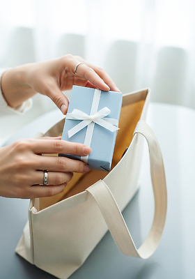 JPG 편집이미지 손 디자인 행복 가방 포장 장신구 선물 일상 파란색 상자 햇빛 기쁨 축하 편안함 순간 편집실사 잡화 감정 컬러 컨셉 라이프 신체부위 태양 감각 CG 파일형식