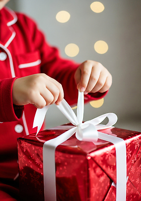 JPG 편집이미지 행복 리본 어린이 크리스마스 겨울 가족 조명 선물 장식 빨간색 상자 파티 즐거움 설렘 순간 편집실사 계절 기념일 감정 컬러 관계 사람 이벤트 CG 파일형식