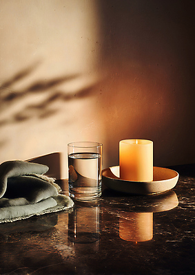 디자인 가구 컨셉 초 컵 위생용품 태양 감각 CG 파일형식 편안함 촛불 물컵 탁자 수건 햇빛 공간 인테리어 따뜻함 분위기 수분_꽃가루 차분 오브젝트 편집실사 편집이미지 JPG