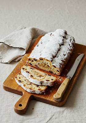 기념일 음식 모션 주방용품 디저트 제과제빵 케이크 맛 CG 제빵 파일형식 슈톨렌 크리스마스 제과 빵 달콤 구움과자 도마 주방 요리 자르기 전통 홈베이킹 편집이미지 편집실사 JPG