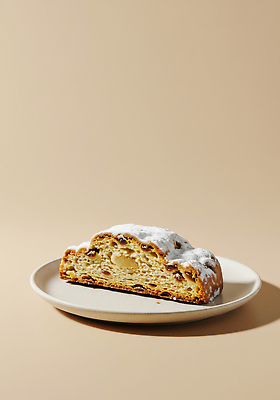 식기 기념일 음식 과일 건조 제과제빵 케이크 감각 맛 CG 파일형식 슈톨렌 크리스마스 제과 디저트 제빵 달콤 빵 조각 설탕 건과일 견과류 접시 부드러움 편집이미지 편집실사 JPG