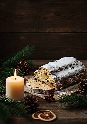 나무 계절 기념일 음식 초 디저트 파티 제과제빵 CG 파일형식 케이크 크리스마스 촛불 소나무 솔방울 따뜻함 겨울 홈파티 장식 제빵 축제 맛있는 편집이미지 편집실사 JPG