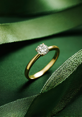 JPG 편집이미지 디자인 리본 백그라운드 결혼식 선물 장식 초록색 빛 금색 반지 고급 우아함 보석 다이아몬드 뷰티풀 편집실사 컬러 결혼 컨셉 장신구 광석 CG 파일형식