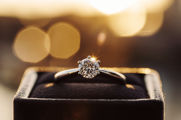 JPG 편집이미지 결혼 장신구 선물 빛 일몰 로맨틱 반지 보석 다이아몬드 뷰티풀 편집실사 컨셉 이벤트 노을 광석 CG 파일형식