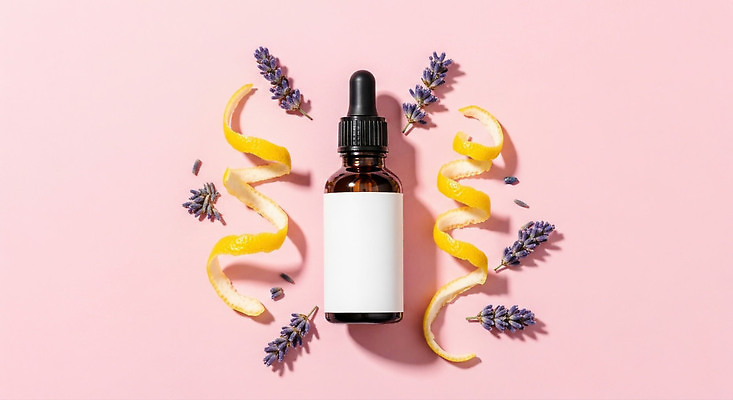 꽃 컬러 가구 과일 병_용기 감각 허브 CG 생태계 냄새 파일형식 아로마 라벤더 레몬 갈색 유리병 향기 부드러움 자연 힐링 디자인 오브젝트 식물 탁자 백그라운드 편집이미지 편집실사 JPG