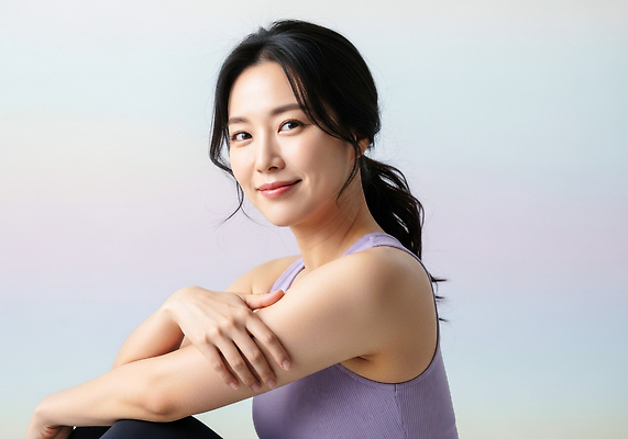 JPG 편집이미지 옷 여자 감정 여유 포즈 미소 카메라 매력적 편안함 모던 파스텔톤 편집실사 컬러 컨셉 표정 사람 전자제품 감각 CG 파일형식