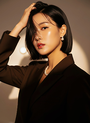 옷 컨셉 사람 CG 파일형식 여자 조명 정장 헤어스타일 포즈 촬영 그림 감정 스타일 패션 매력적 컬러 백그라운드 표현 편집이미지 편집실사 JPG