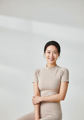 JPG 편집이미지 라이프스타일 여자 포즈 실내 건강 미소 웃음 운동복 인테리어 운동 사진촬영 분위기 편안함 편집실사 디자인 옷 컨셉 표정 사람 내부 생활 촬영 감각 CG 파일형식