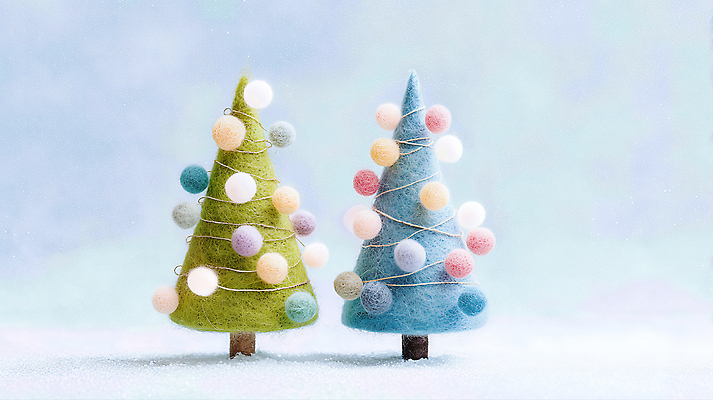 식물 계절 기념일 컬러 컨셉 크리스마스 직물 CG 파일형식 크리스마스트리 겨울 장식 나무 풍경 초록색 파란색 조명 분위기 양모 편집실사 편집이미지 JPG