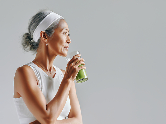 JPG 편집이미지 라이프스타일 웰빙 여자 음료 자연 조명 건강 초록색 운동복 건강관리 습관 스트레스해소 의료성형뷰티 편집실사 AI인물포토 AI콘텐츠 옷 컬러 관리 사람 생활 CG 생태계 파일형식 AI포토