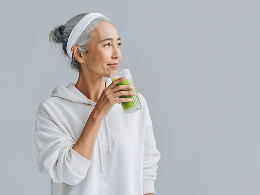 JPG 편집이미지 라이프스타일 웰빙 여자 행복 음료 다이어트 건강 미소 힐링 후드티셔츠 건강식 스무디 의료성형뷰티 편집실사 AI인물포토 AI콘텐츠 감정 음식 티셔츠 표정 사람 생활 CG 파일형식 AI포토