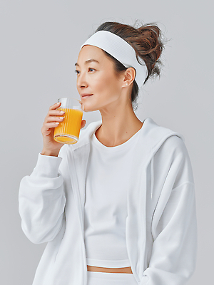 JPG 편집이미지 라이프스타일 여자 패션 행복 음료 건강 운동복 식사 흰색 머리띠 오렌지주스 편안함 의료성형뷰티 편집실사 AI인물포토 AI콘텐츠 옷 감정 컬러 장신구 사람 생활 감각 과일주스 CG 파일형식 AI포토