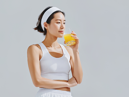 JPG 편집이미지 라이프스타일 여자 패션 음료 백그라운드 생각 휴식 건강 여름 운동복 운동 주스 상큼 비타민 의료성형뷰티 편집실사 AI인물포토 AI콘텐츠 옷 계절 컨셉 사람 생활 CG 영양소 파일형식 AI포토