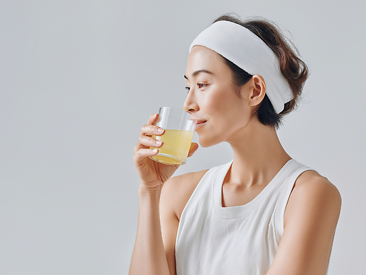 JPG 편집이미지 라이프스타일 여자 여유 음료 휴식 건강 일상 운동 헬스 마시기 갈증 즐거움 상쾌 상큼 의료성형뷰티 편집실사 AI인물포토 AI콘텐츠 감정 컨셉 모션 사람 라이프 생활 CG 파일형식 AI포토