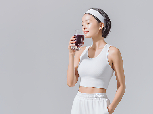 JPG 편집이미지 라이프스타일 여자 음료 휴식 건강 운동복 청춘 운동 검은색 헬스 흰색 피부 상쾌 스트레스해소 의료성형뷰티 편집실사 AI인물포토 AI콘텐츠 옷 감정 컬러 컨셉 사람 생활 신체부위 CG 파일형식 AI포토