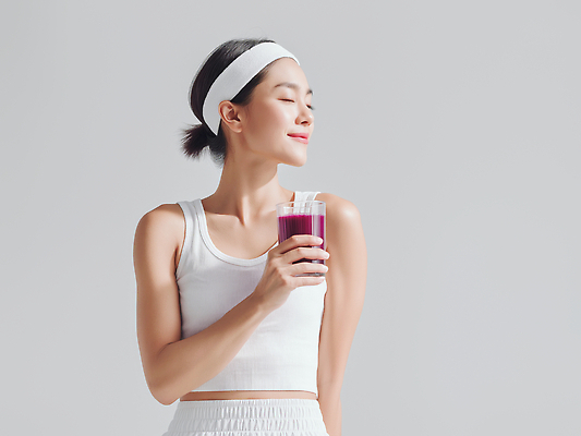 JPG 편집이미지 라이프스타일 웰빙 여자 감정 음료 건강 운동복 운동 헬스 긍정적 스무디 식습관 의료성형뷰티 편집실사 AI인물포토 AI콘텐츠 옷 사람 생활 CG 파일형식 AI포토