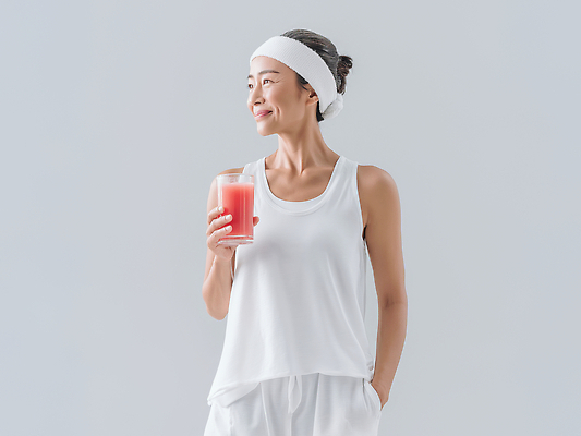 JPG 편집이미지 라이프스타일 웰빙 여자 행복 음료 건강 미소 운동복 운동 헬스 상쾌 의료성형뷰티 스타일 편집실사 AI인물포토 AI콘텐츠 옷 감정 표정 사람 생활 CG 파일형식 AI포토