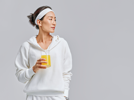 JPG 편집이미지 라이프스타일 여자 패션 모션 건강 일상 운동복 청춘 운동 주스 편안함 모던 밝은색 청량음료 의료성형뷰티 편집실사 AI인물포토 AI콘텐츠 옷 음료 컨셉 사람 라이프 생활 감각 CG 파일형식 AI포토