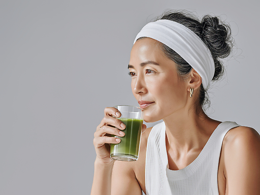 JPG 편집이미지 옷 여자 감정 여유 음료 생각 자연 조명 건강 시간 머리띠 소중 피부 의료성형뷰티 스타일 편집실사 AI인물포토 AI콘텐츠 컨셉 장신구 사람 신체부위 CG 생태계 파일형식 AI포토