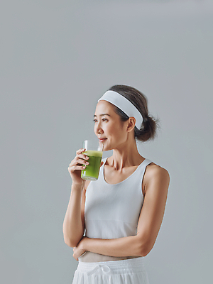 JPG 편집이미지 옷 여자 감정 음료 다이어트 채소 과일 건강 미소 생활 운동 편안함 녹즙 의료성형뷰티 편집실사 AI인물포토 AI콘텐츠 표정 사람 감각 즙 CG 파일형식 AI포토