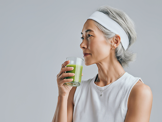 JPG 편집이미지 웰빙 여자 노년 생각 다이어트 건강 생활 운동 헬스 산책 활발 건강식 의료성형뷰티 편집실사 AI인물포토 AI콘텐츠 음식 컨셉 휴식 사람 성인 CG 파일형식 AI포토