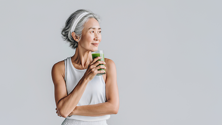 JPG 편집이미지 라이프스타일 여자 음료 중년 생각 실내 건강 빛 평화 신선 편안함 즐거움 조용 순간 의료성형뷰티 편집실사 AI인물포토 AI콘텐츠 감정 컨셉 사람 성인 내부 생활 감각 CG 파일형식 AI포토