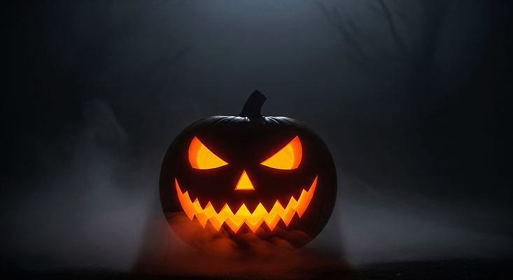 JPG 편집이미지 전통 호박 조명 장식 파티 축제 어둠 할로윈 분위기 유령 숲 무서움 장면 마법 이미지편집 AI컴퓨터그래픽 AI콘텐츠 감정 컨셉 채소 이벤트 파일형식