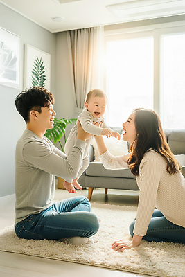 JPG 편집이미지 행복 거실 가족 놀이 사랑 미소 웃음 부모 육아 아기 편안함 순간 편집실사 감정 관계 표정 사람 감각 CG 파일형식