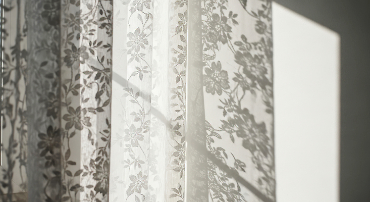 주간 디자인 꽃 무늬 내부 태양 CG 파일형식 커튼 꽃무늬 햇빛 방 창문 그림자 패턴 빛 인테리어 아침 실내 조화 직물 편집이미지 편집실사 JPG