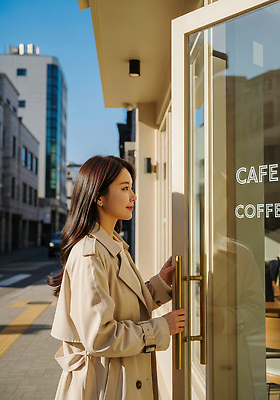 감정 음료 컨셉 조명 사람 라이프 태양 상점 코트 도시 CG 파일형식 카페 문 여자 도심 오후 햇빛 평화 풍경 스탠드 커피 일상 외출 즐거움 트렌치코트 편집이미지 편집실사 JPG