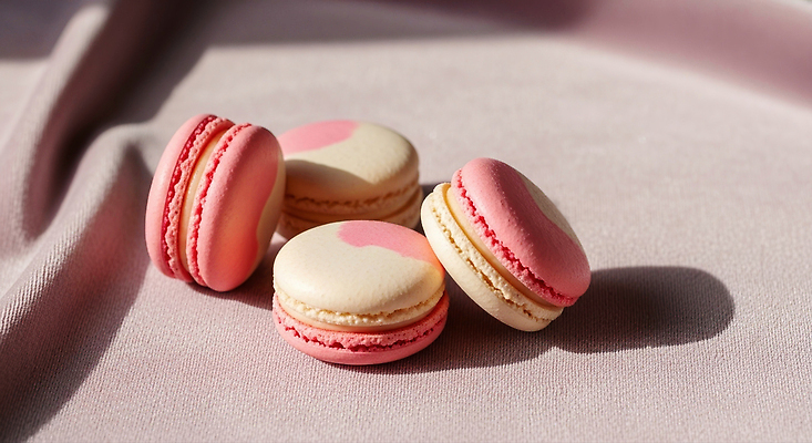 JPG 편집이미지 음식 분홍색 탁자 디저트 여름 햇빛 과자 프랑스 달콤 맛 질감 부드러움 마카롱 색감 편집실사 계절 유럽 컬러 가구 컨셉 태양 감각 CG 파일형식