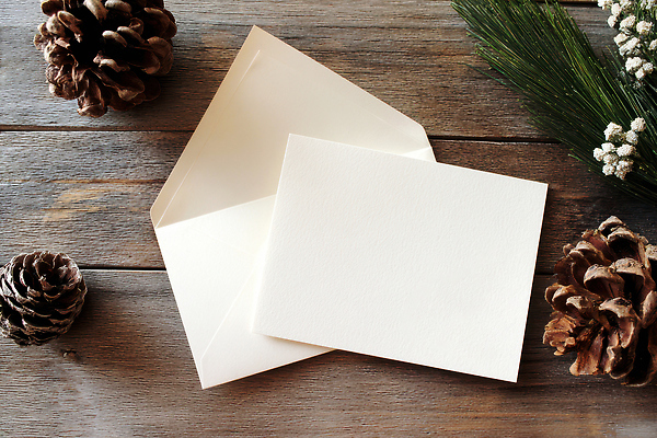 JPG 편집이미지 손글씨 감정 크리스마스 겨울 봉투 장식 흰색 축하 소나무 분위기 공예 편지 솔방울 나무탁자 편집실사 AI포토 AI콘텐츠 나무 계절 기념일 컬러 컨셉 탁자 취미 CG 파일형식